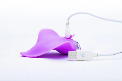 Mimic Manta Ray Vibrator Lilac, Clandestine