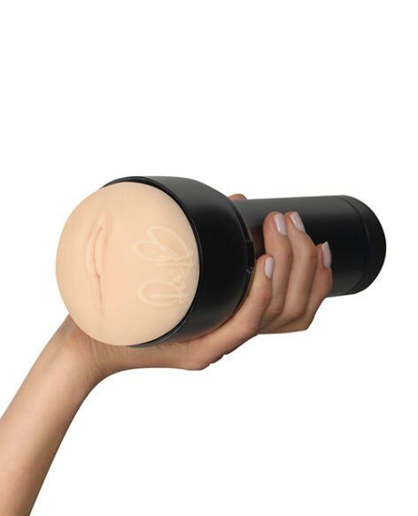 Rae Lil Black Pussy Stroker Beige, Kiiroo